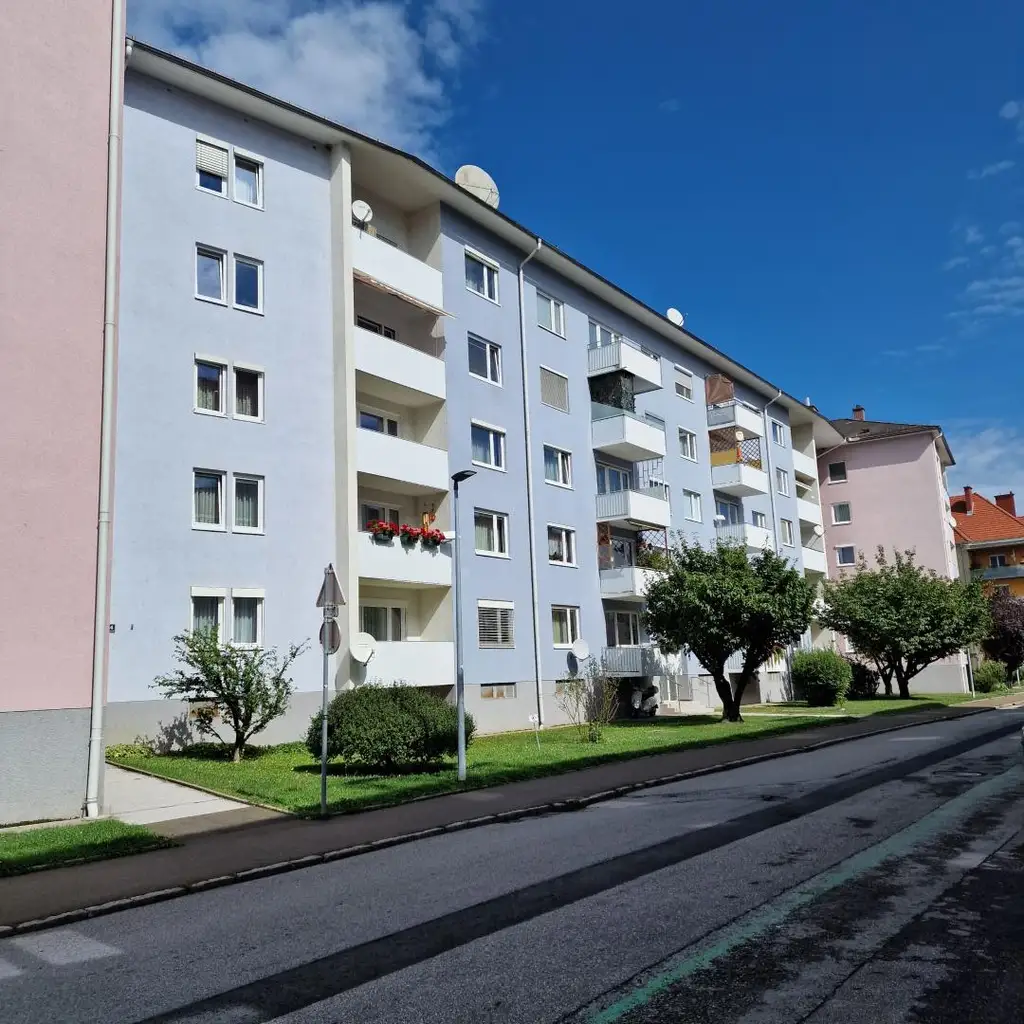 Gut aufgeteilte 4-Zimmer-Wohnung mit Balkon; barrierefreier Zugang vorhanden!
