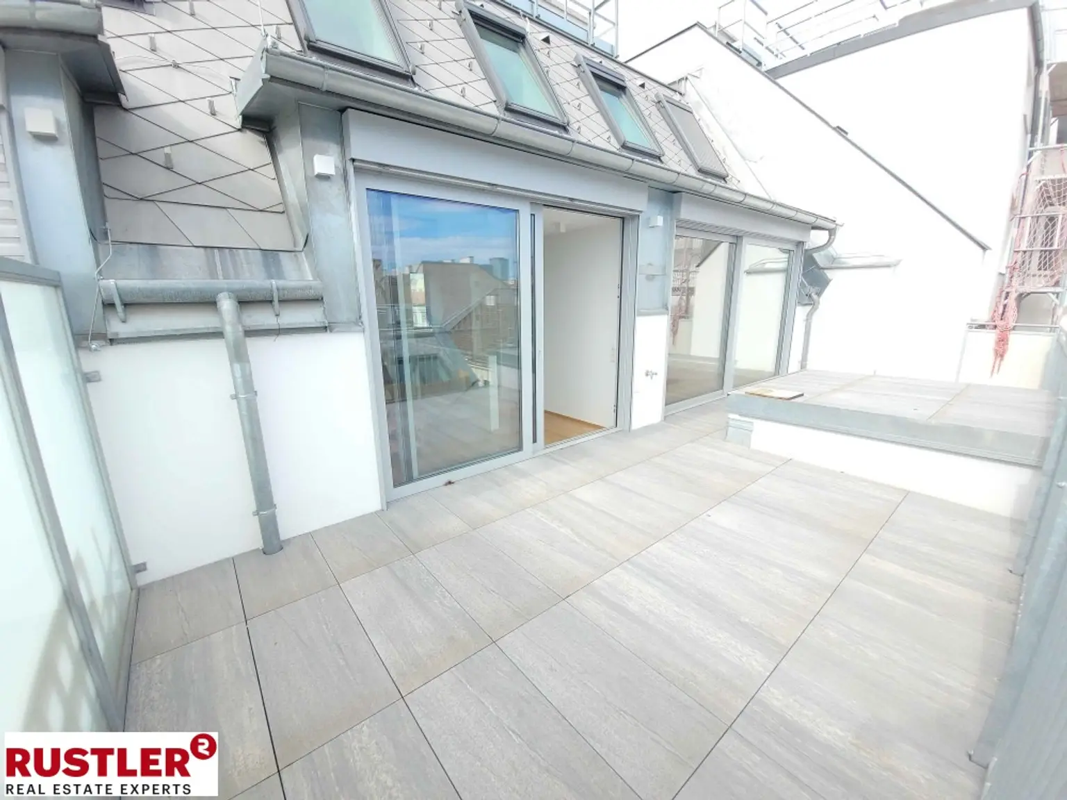 Luxuriöse Dachterrassenwohnung auf 3 Etagen direkt an der U3 - klimatisiert - mit Garage!