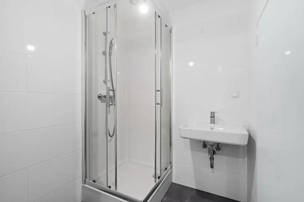 Tolle 2-Zimmer Wohnung mit Balkon & ganz neue Küche ! Verkehrsgünstig gelegen ! UNBEFRISTET !