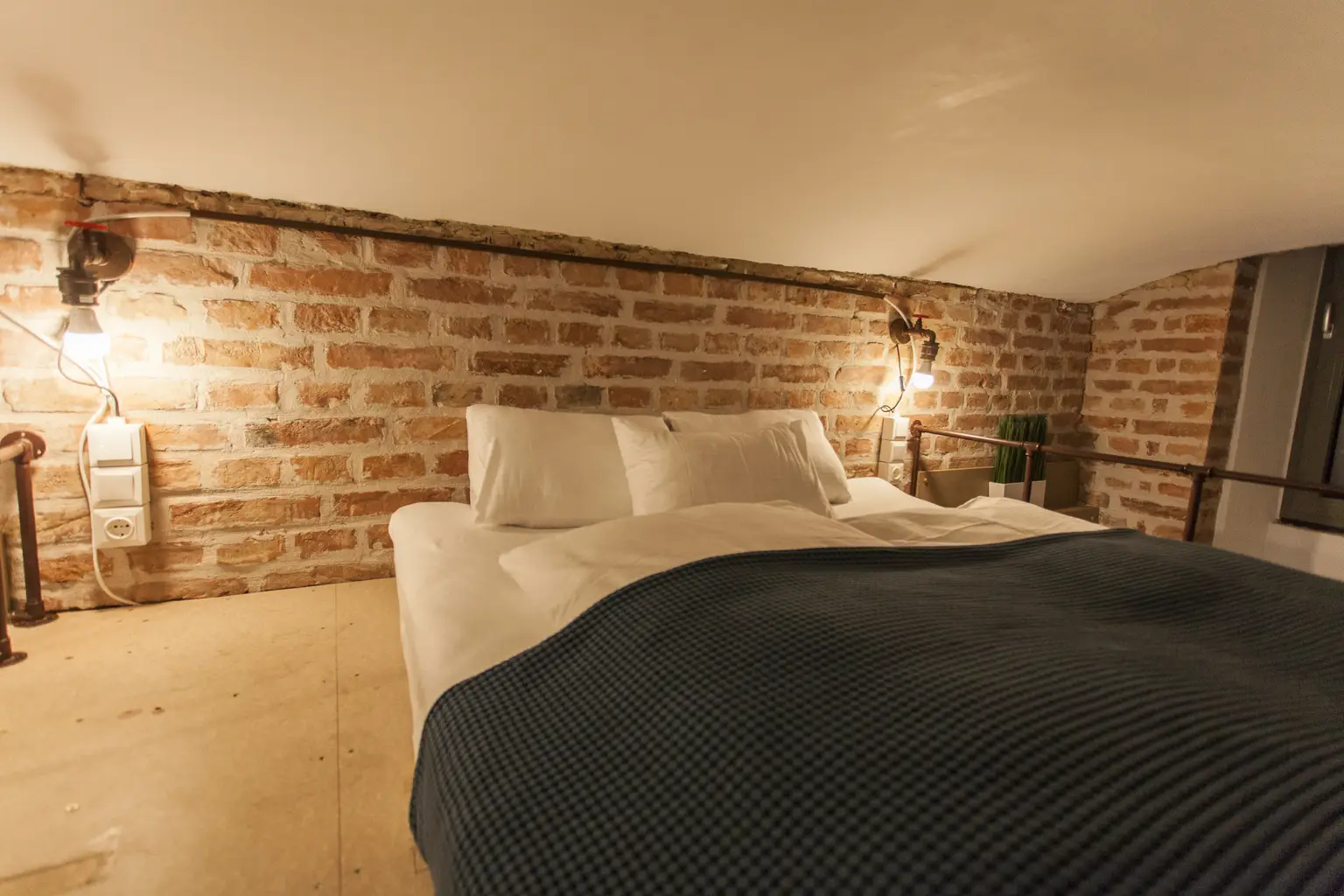 Moderne Souterrain Loft im Altbaustil ~ Kompakt eingerichtet ~ AKH Nähe ~ Gute öffentliche Anbindungen