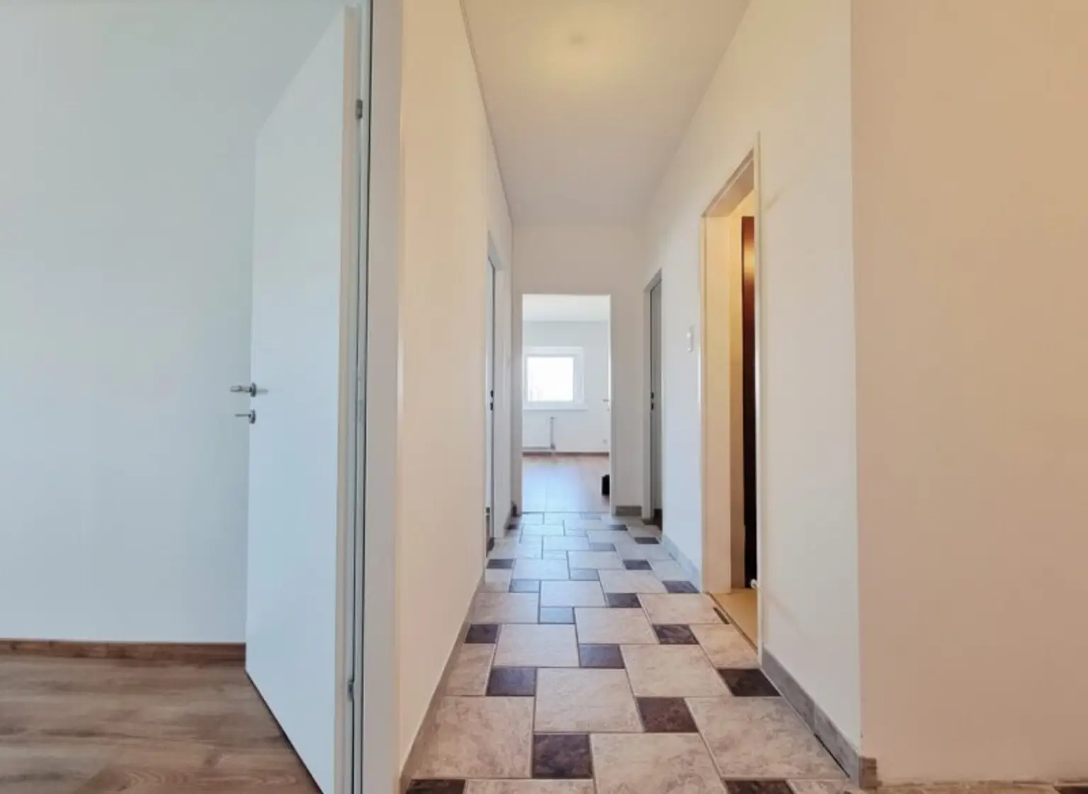 Vorzimmer / Zimmer / Bad