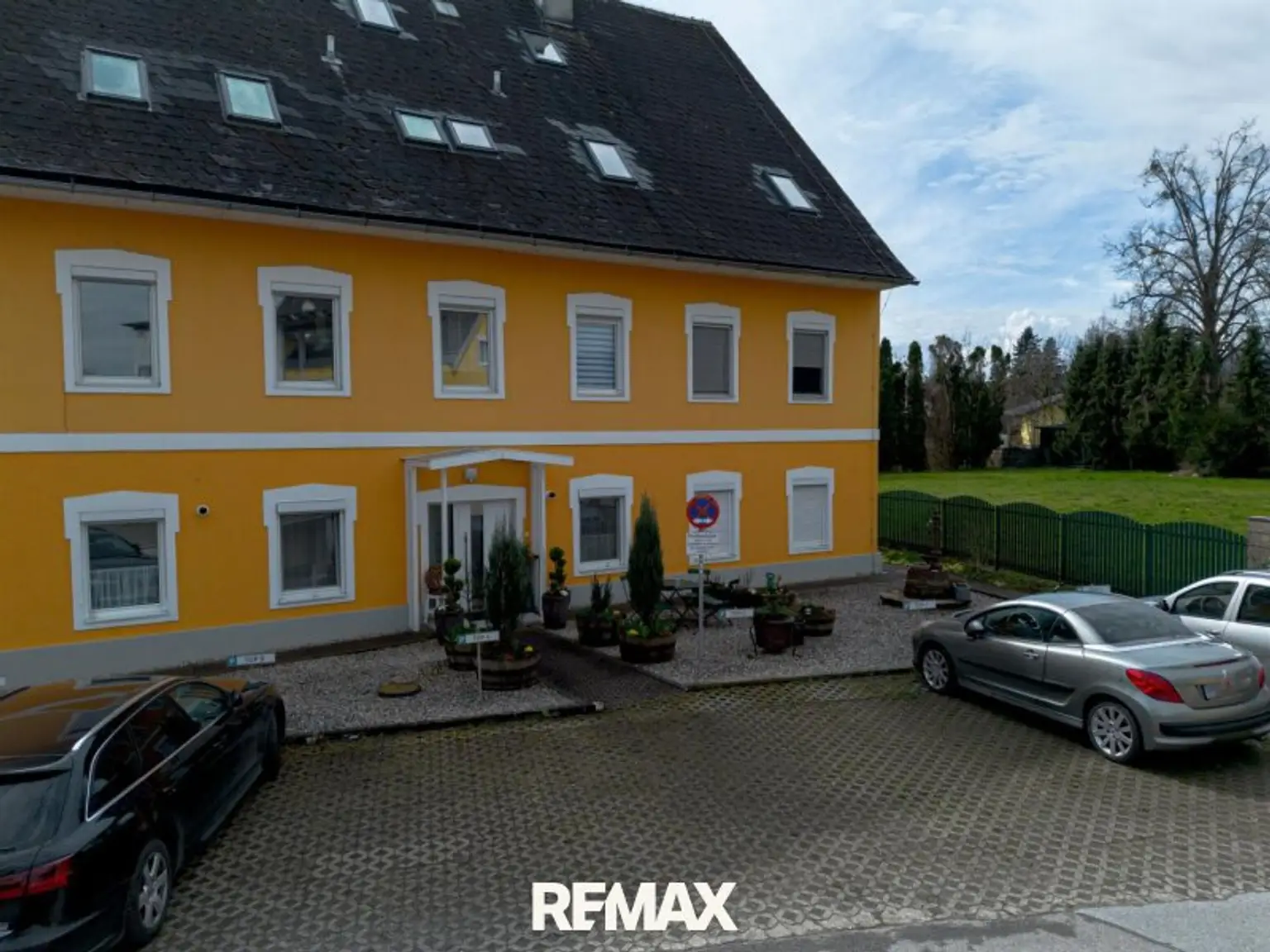 Hausansicht/Parkplätze