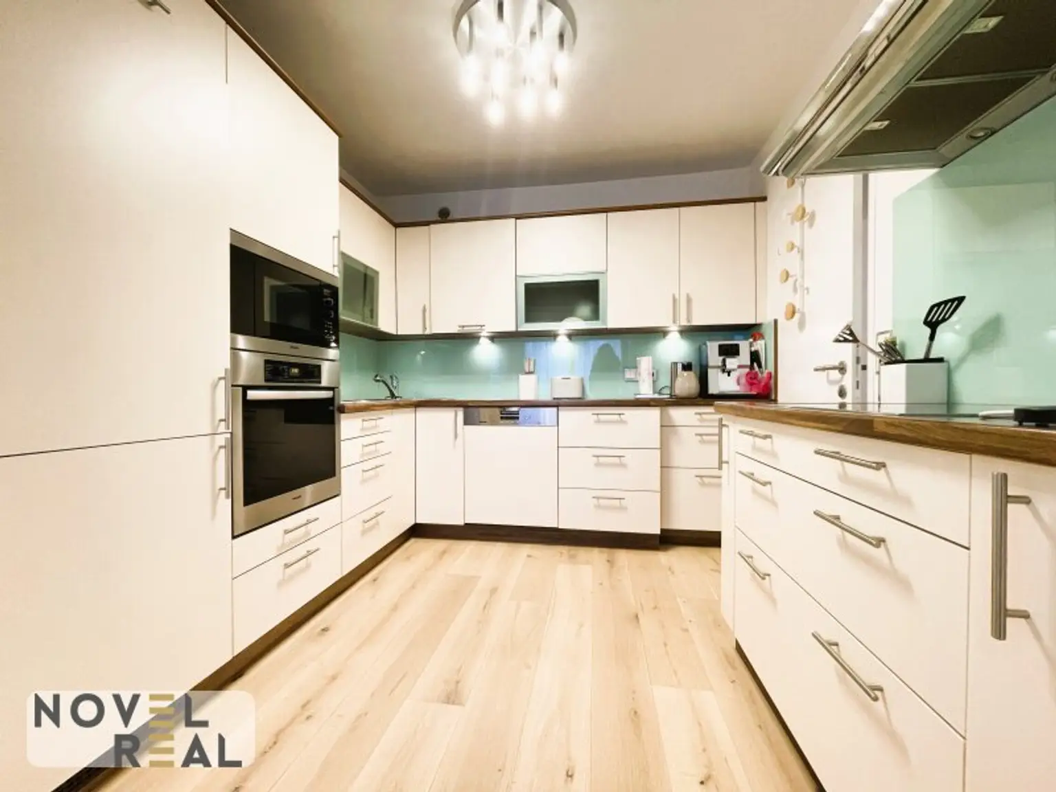 Exklusive Wohnung mit hochwertiger Ausstattung und Garage.
