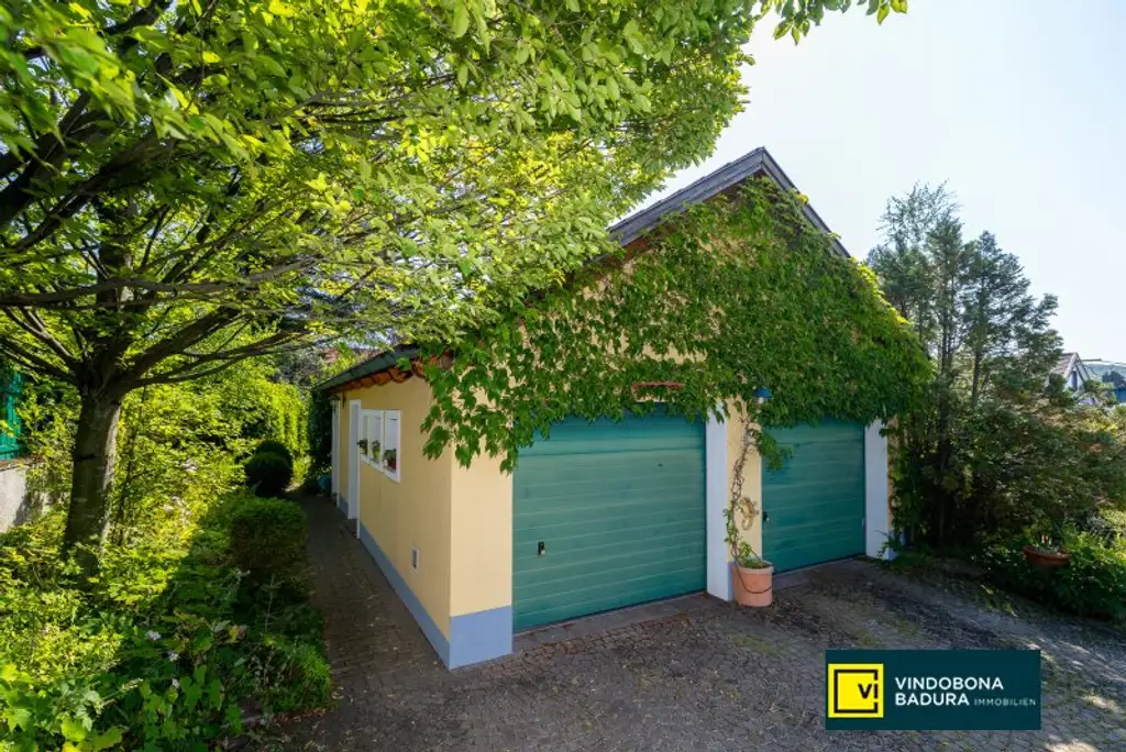 Stadt trifft Land: Exklusive Villa mit Gartenidylle und Schwimmbiotop in Ruhelage.