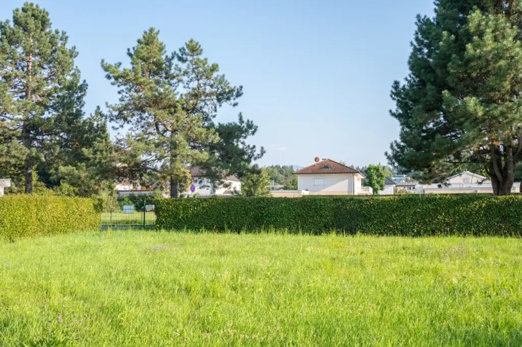 FAMILIENGLÜCK unter PINIEN | Gewidmetes Baugrundstück im Zentrum von Velden am Wörthersee