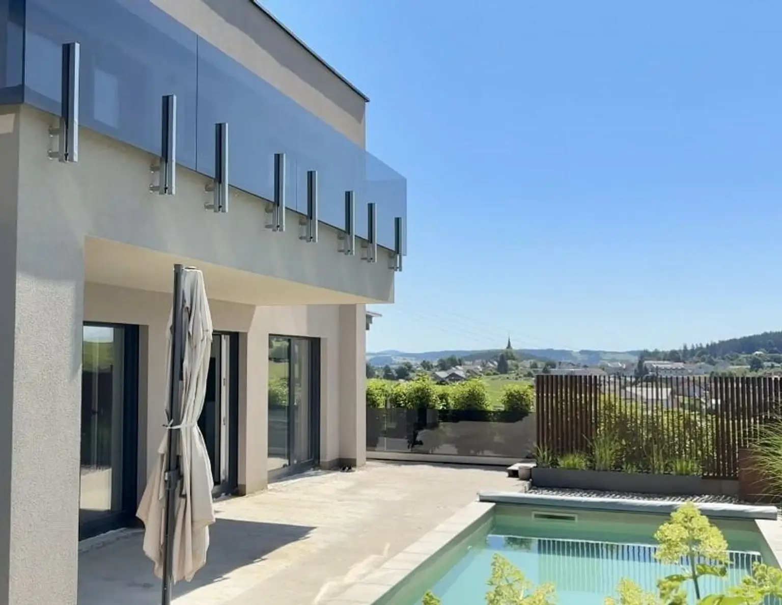 Zuhause ankommen: Traumhaus mit Salzwasserpool und moderner Gartengestaltung.
