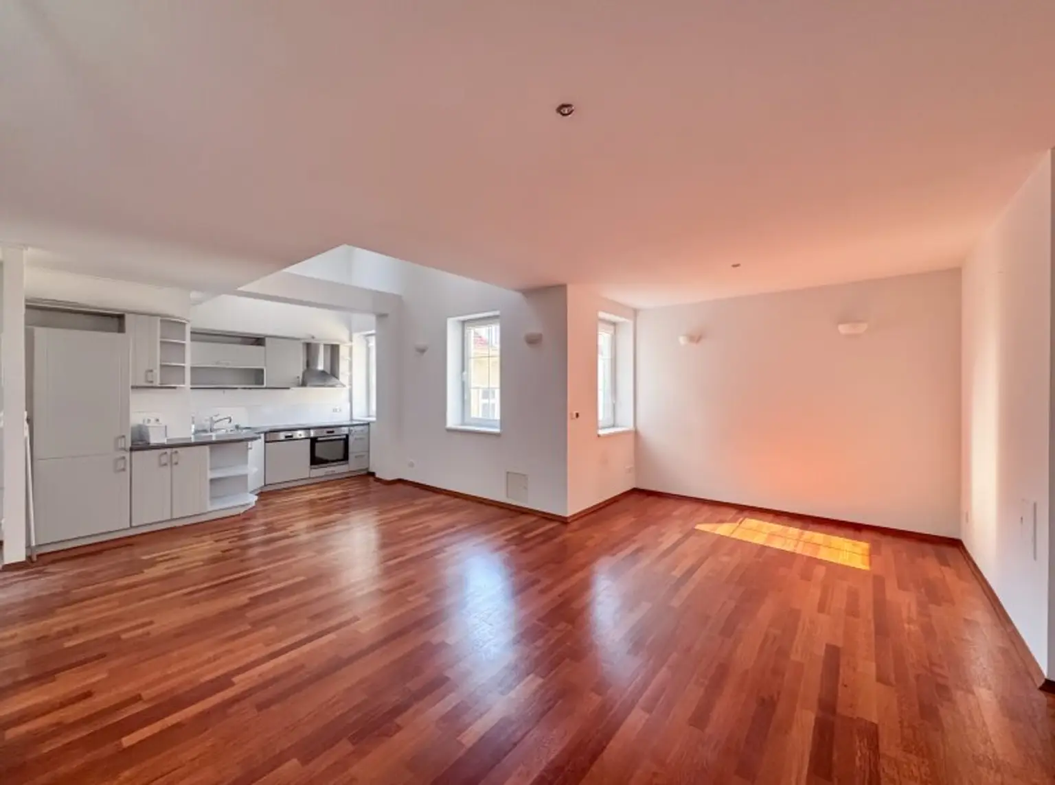 140 m2 große Drei-Zimmer Wohnung mit 40 m2 großer Dachterrasse! Neustiftgasse/ Sankt-Ulrich-Platz!
