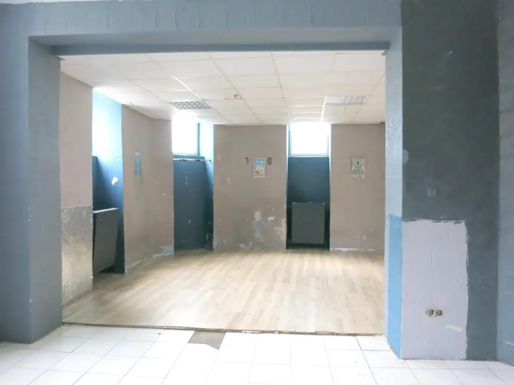 Sportstätte, Büro, Clubraum od. Lager  -  Renovierungsbedarf !