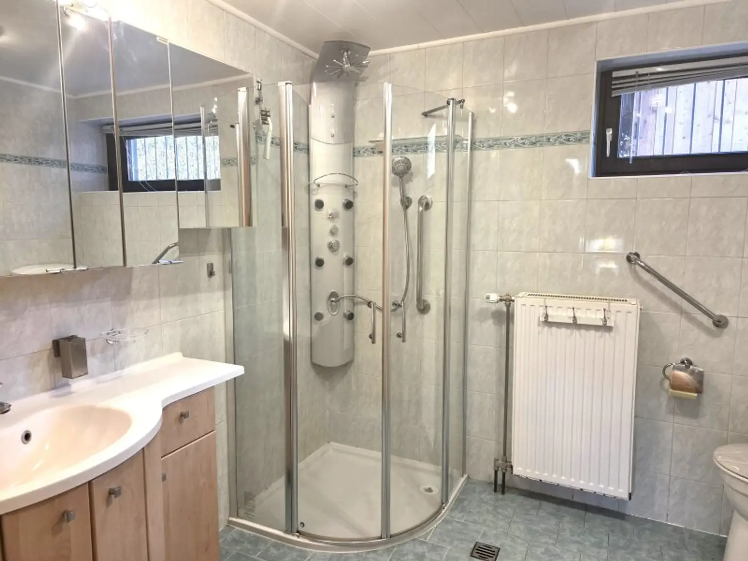 Tageslichtbad 2 mit Wanne, Dusche + WC