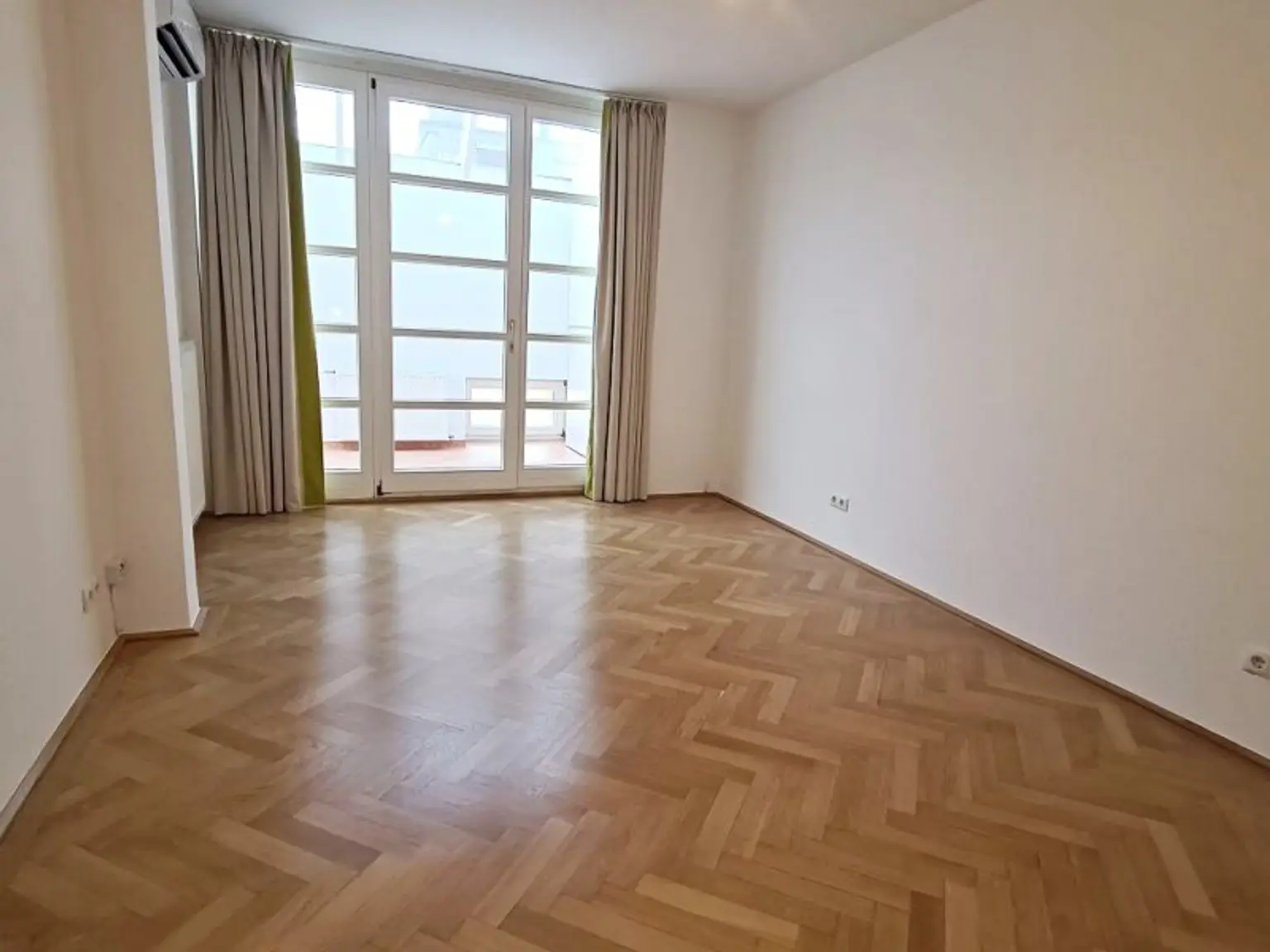 ZELINKAGASSE, DACHGESCHOSS, klimatisierte 157 m2 Maisonette mit 18 m2 Terrasse, 4 Zimmer, Küche, Wintergarten, 2 Bäder, Börse-Nähe