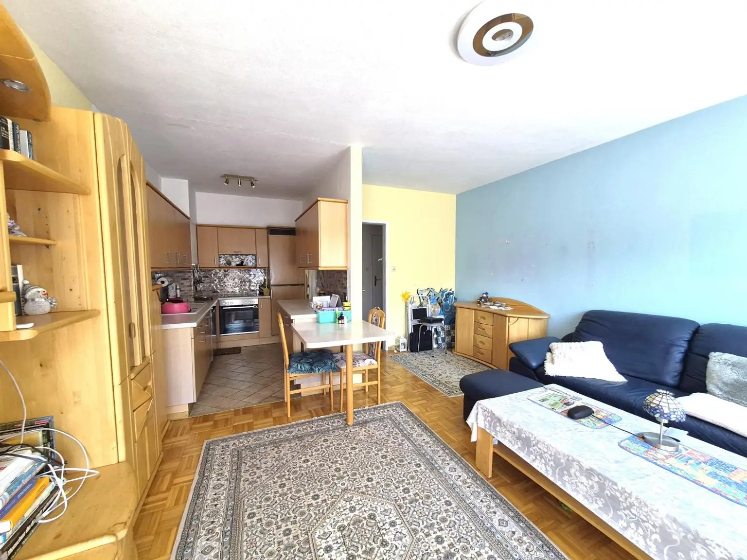 Wohnzimmer mit Küche
