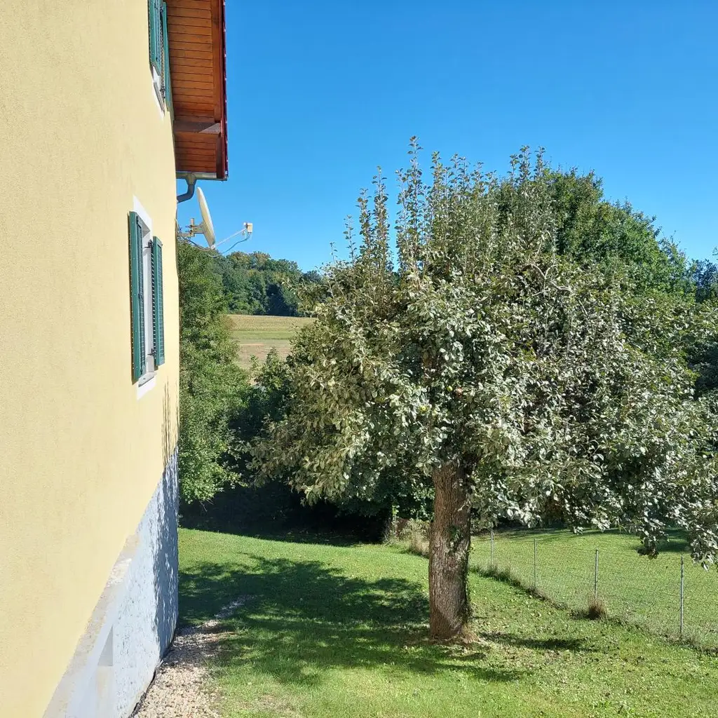 Haus mit zwei getrennten Wohneinheiten in ruhiger Lage