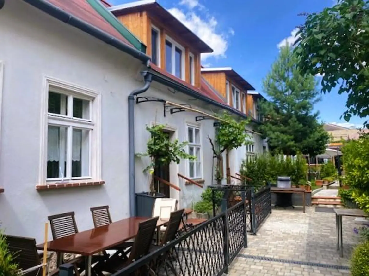 Ländliche Eleganz neu interpretiert – Streckhof mit zwei Wohneinheiten, Arkadenflair & Pooloase!