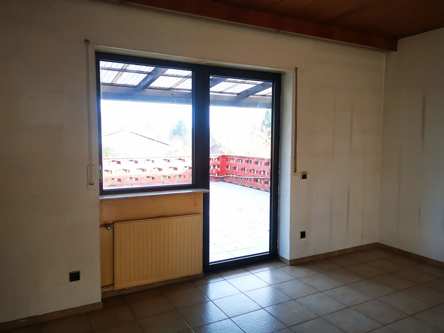 Wohn/Essbereich mit Zugang Terrasse über Garage