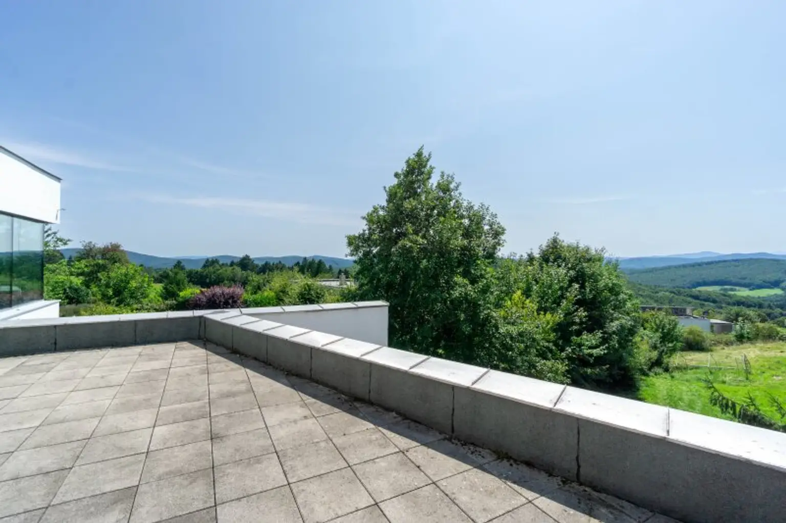 Luxus im Grünen: Architektenvilla mit mediterranem Flair und Alpenpanorama