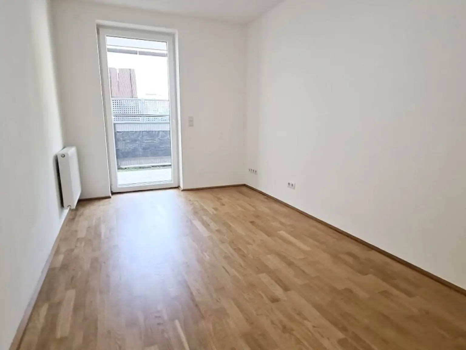 EIGENGARTEN, LORYSTRASSE, 75 m2 Neubau mit 23 m2 Garten, 2 Zimmer, Wohnküche, Wannenbad, Parketten, 1. Liftstock