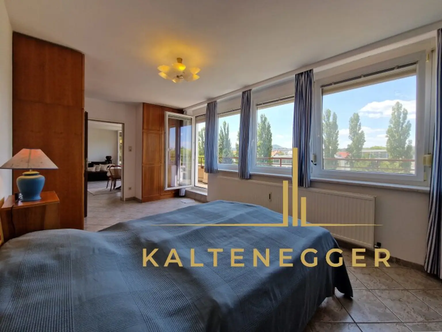 Schlafzimmer ca. 18,44 m² mit Ausgang auf die Terrasse