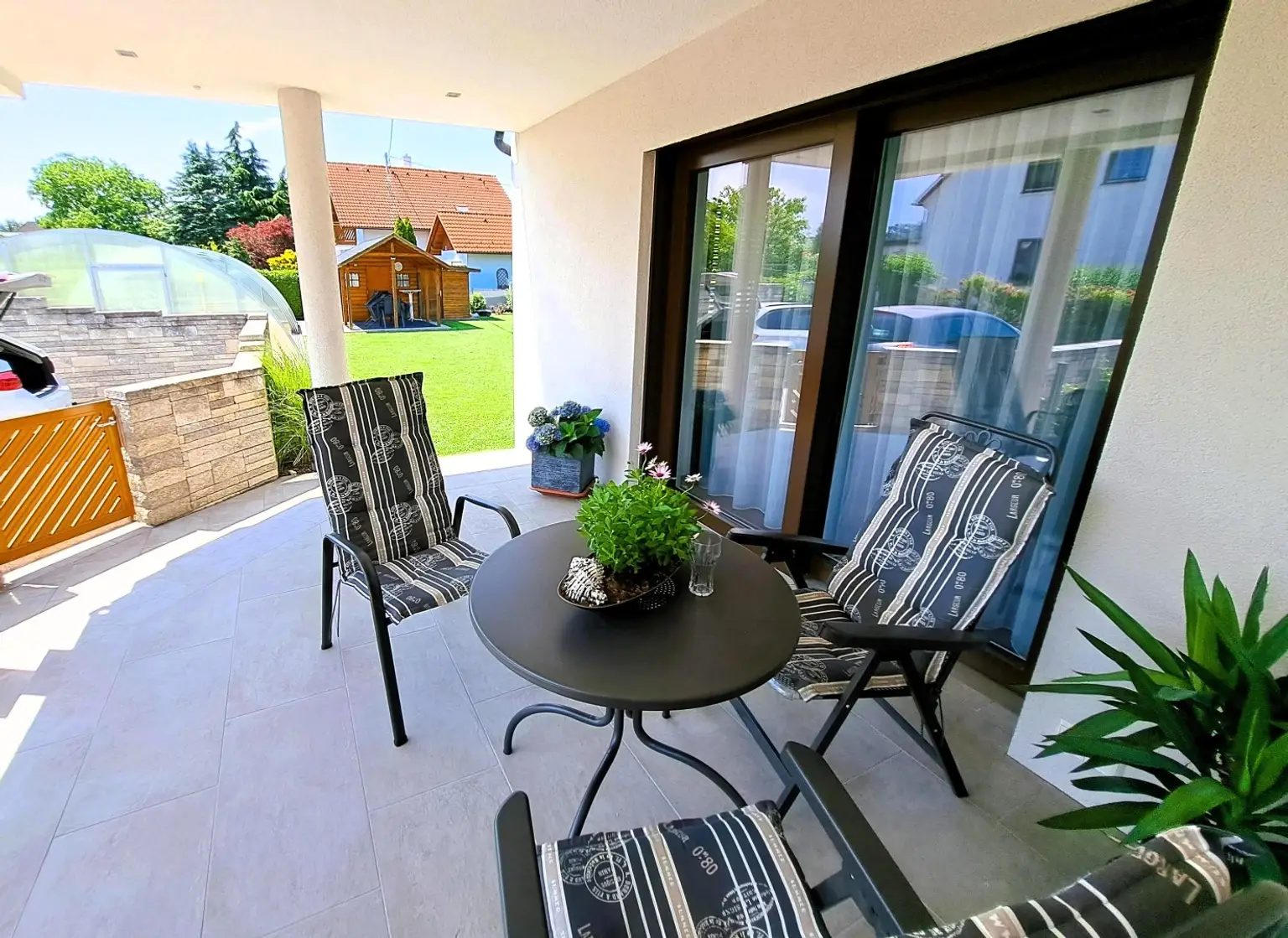 Wohnjuwel mit 2 Wohnungen (ca. 290 m² Wfl.), 2 Terrassen, Gartenareal mit Pool & Poolhaus - Neuzeug