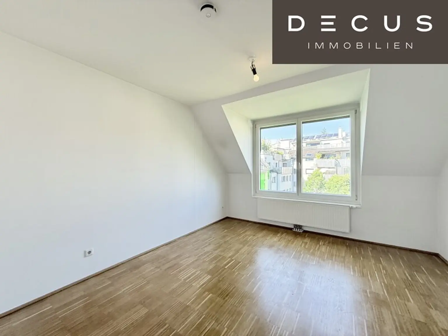 / 4 ZIMMER/ ZENTRAL BEGEHBAR/ VERFÜGBAR AB 1.07.2025 / DACHGESCHOSS / TERRASSE