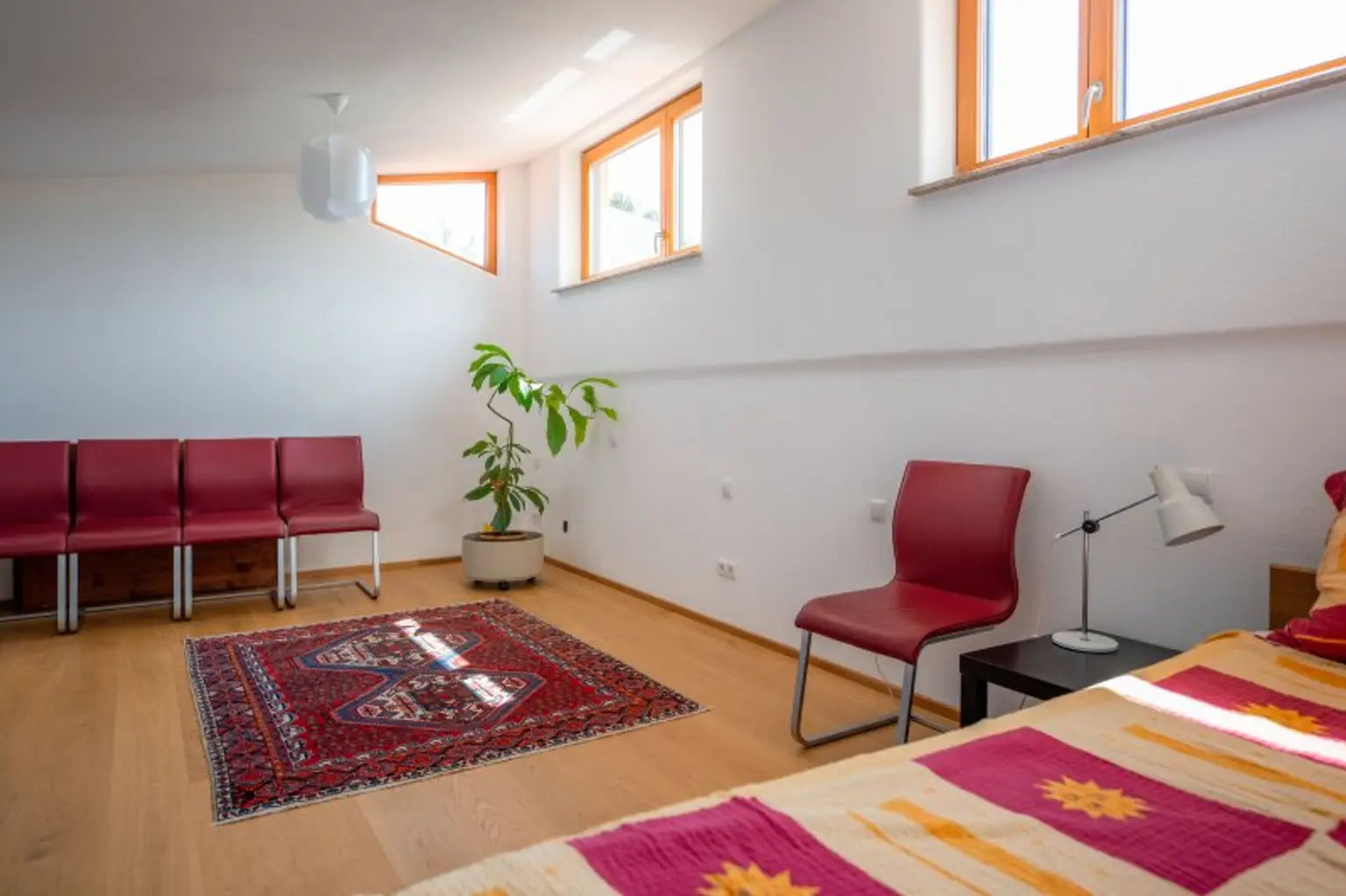 Dachgeschosswohnung in Ruhelage mit traumhaftem Grünblick, eigenem Garten und Garage