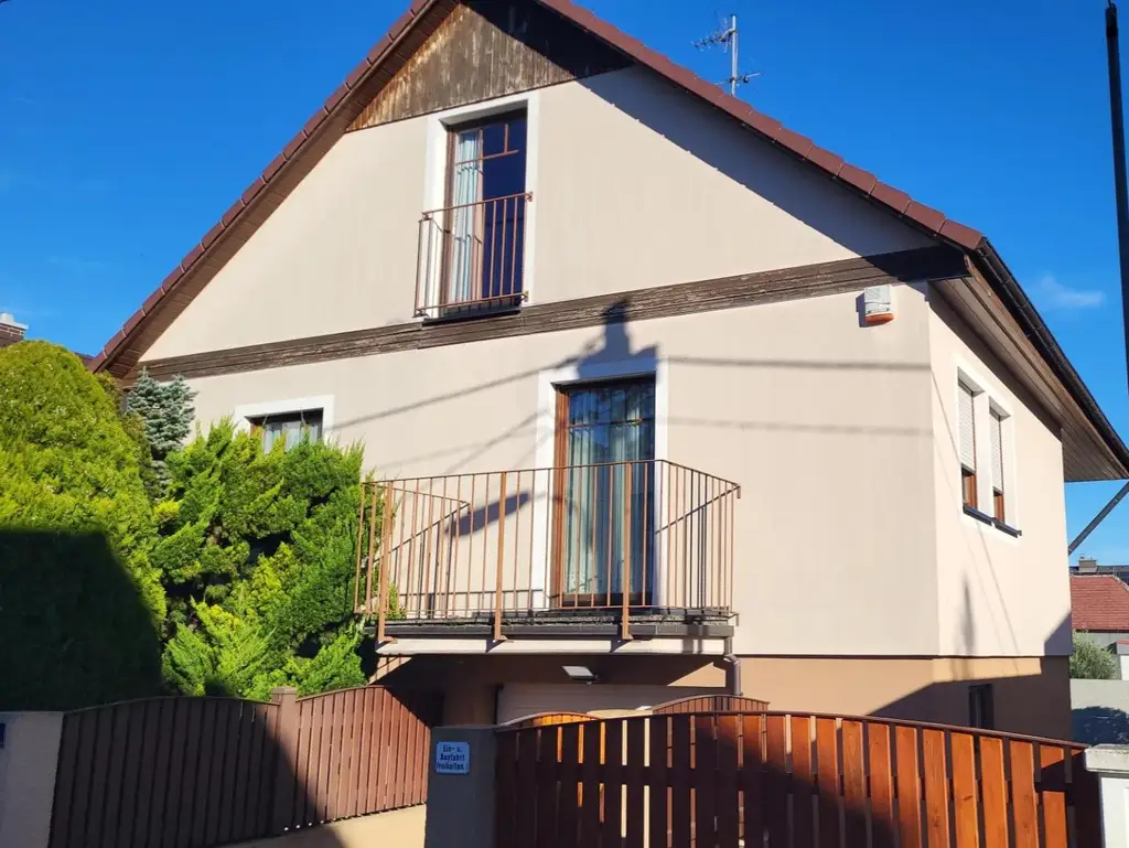 GUT GELEGENES HAUS MIT PFLEGELEICHTEM GARTEN IN BRUNN AM GEBIRGE