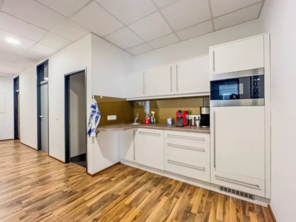 Büro- und Hallenkombination - U6-Station Perfektastraße
