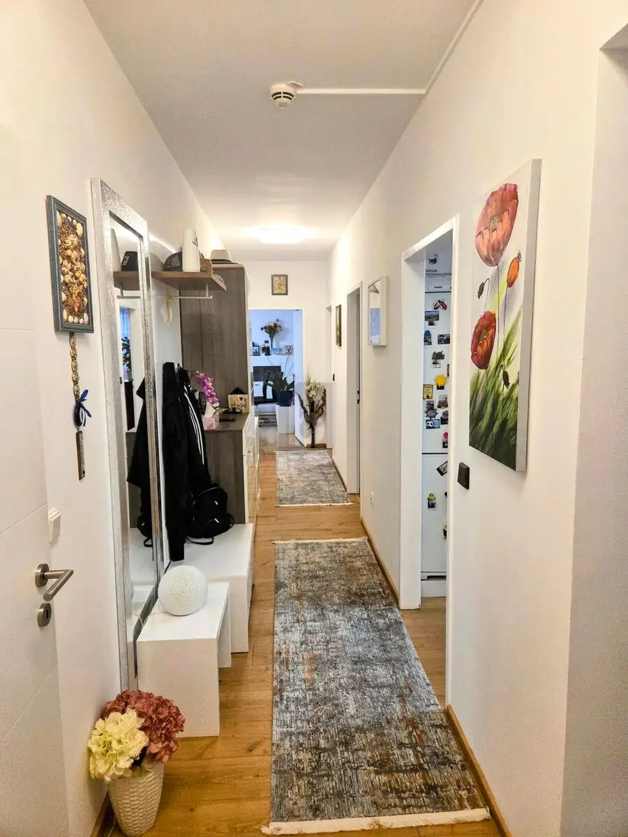 ELEGANT MÖBLIERT, MODERNISIERT UND PERFEKT GESCHNITTEN, MIT BALKON, TIEFGARAGENPLATZ UND VIEL KOMFORT