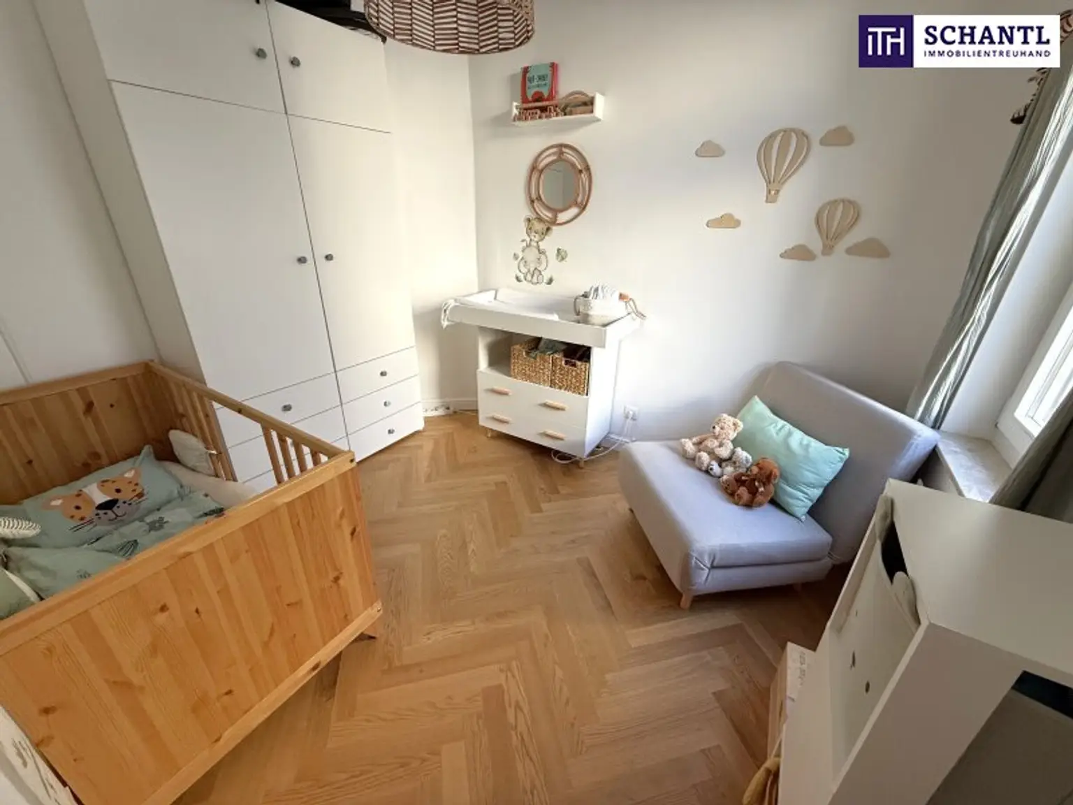 Zeitlose Eleganz trifft modernen Wohnkomfort – stilvoll sanierte 3,5-Zimmer-Altbauwohnung mit Designküche, zwei Außenflächen & Toplage nahe dem Türkenschanzpark