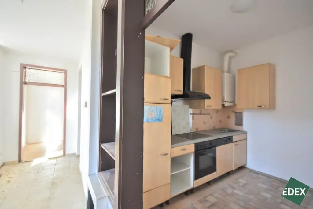 Altbau mit Charme – lichtdurchflutete Wohnung zum Sanieren