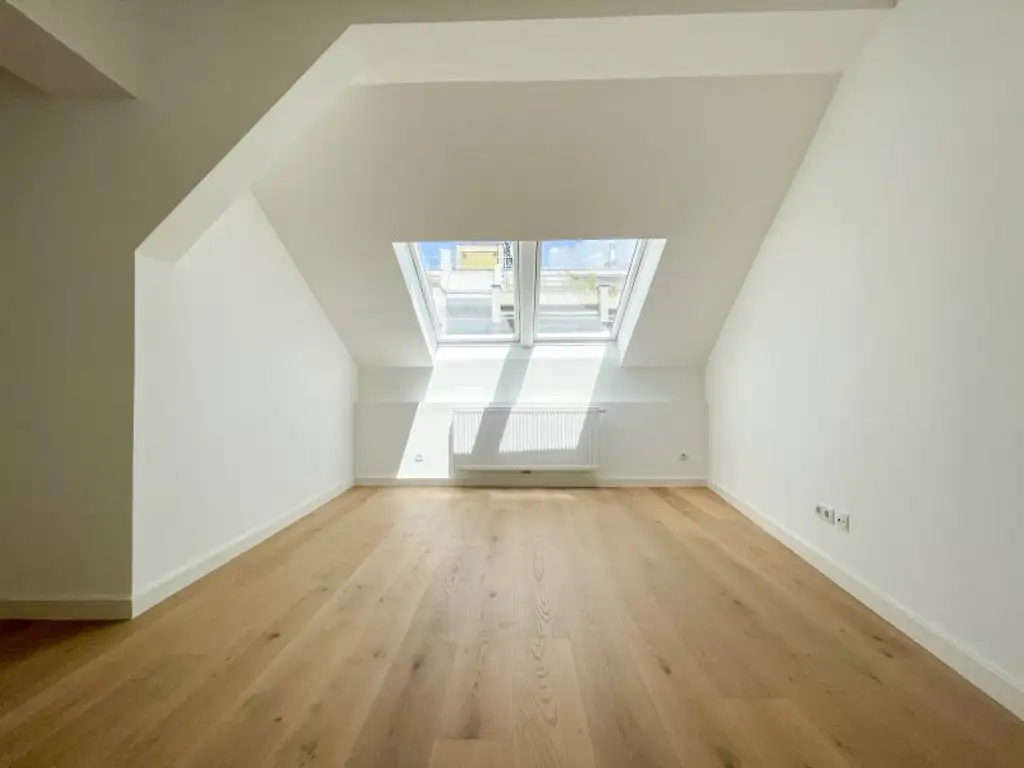 REVITALISIERTES ZINSHAUS: generalsanierte 3-Zimmerwohnung im klimatisiertem DG