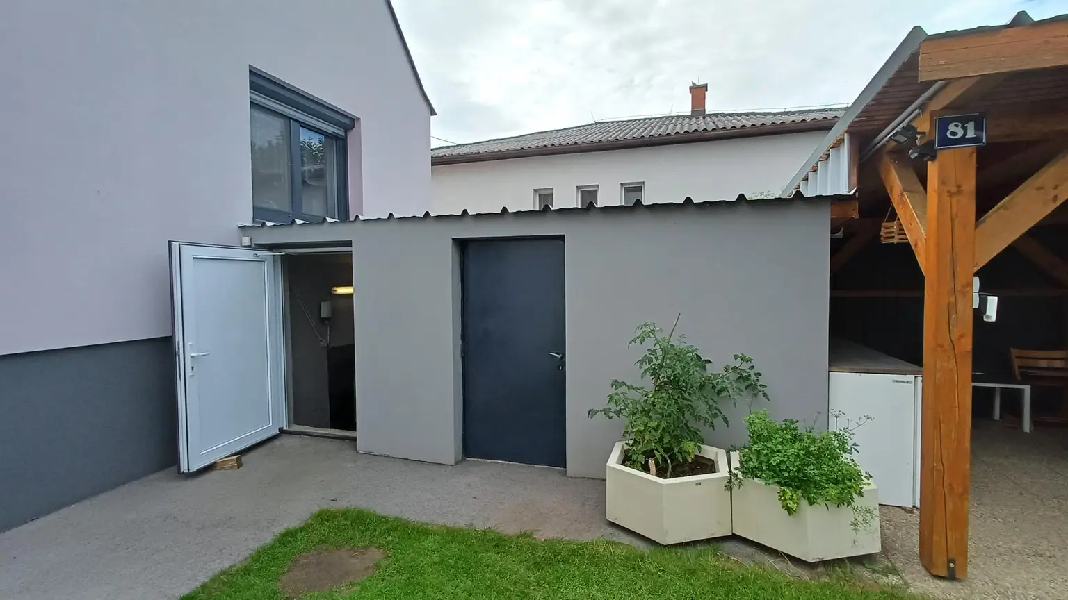 Vollkomfort Einfamilienhaus mit Pool, Sonnenterrasse und großem Garten
