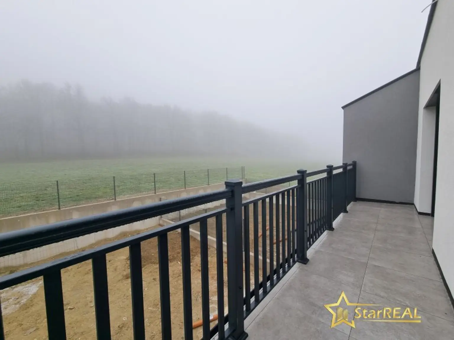 KURZ VOR FERTIGSTELLUNG! 208 m² NFL! 5-ZIMMER, KELLER, BALKON, TERRASSE, CARPORT UND GROSSER GARTEN. ZIEGELQUALITÄT MIT UNVERBAUBAREM GRÜNBLICK.