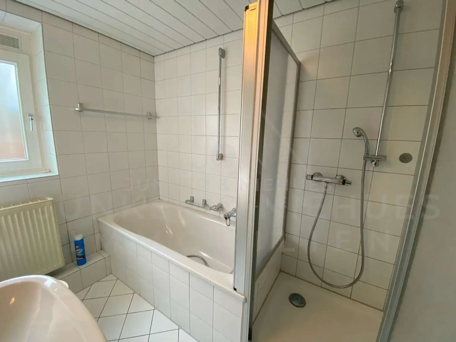 Bad mit Wanne und Dusche