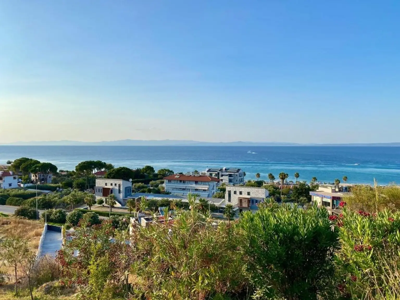 Pefkochori – Stilvolle Maisonette auf großem Grundstück nur wenige Schritte vom Strand