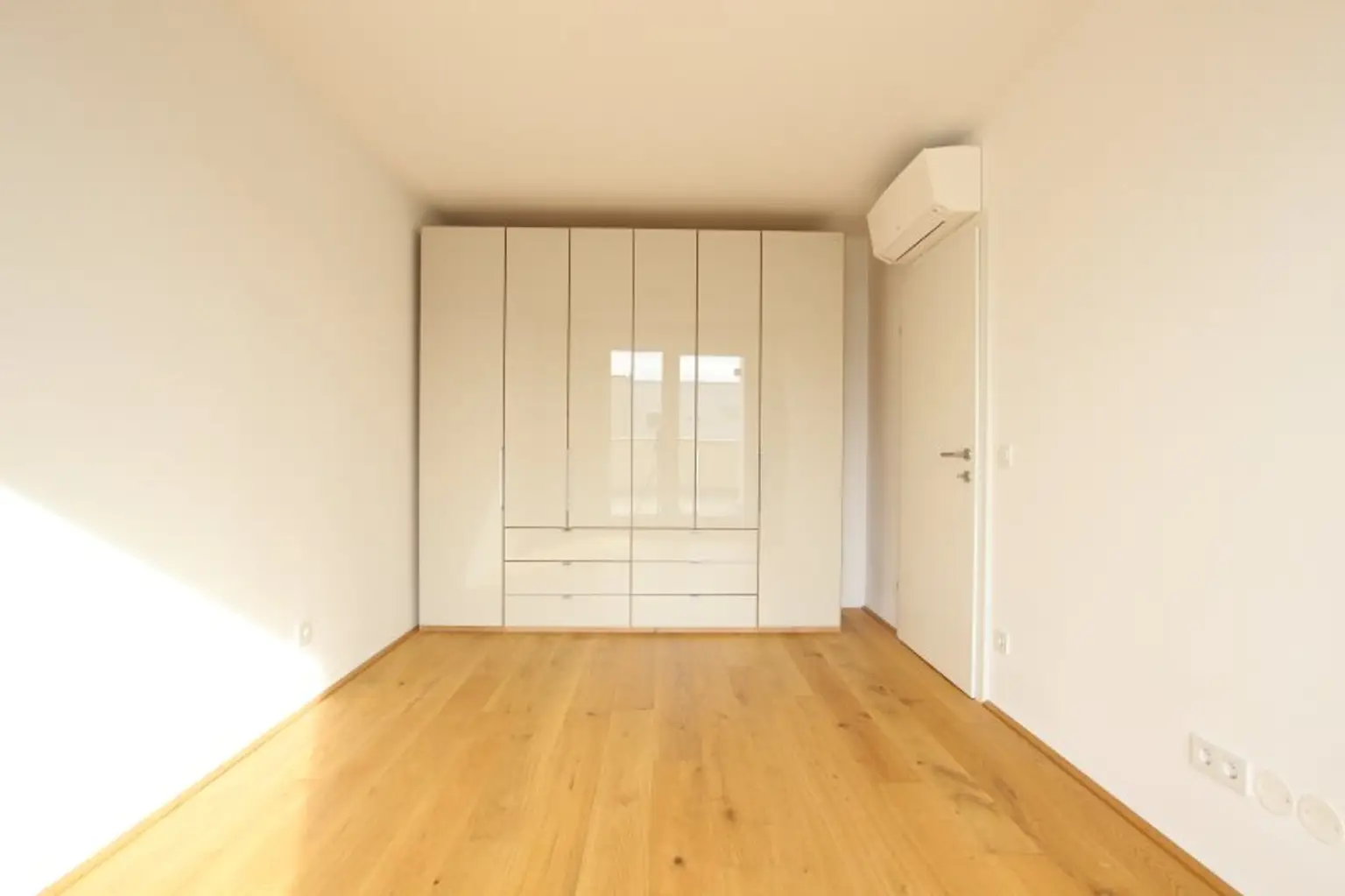 KLIMAANLAGE, SCHWIMMBAD, SCHÖNE TERRASSE MIT ELEKTRISCHER MARKISE, BAUJAHR 2022, GRÜNRUHELAGE KORNEUBURG!!