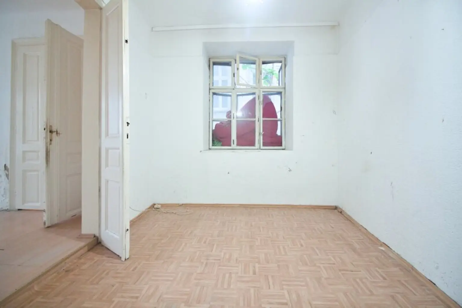 Sanierungsbedürftig | 2 Zimmer Altbau-Wohnung | ruhige Innenhoflage | zentral begehbar