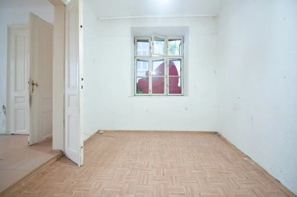 Sanierungsbedürftig | 2 Zimmer Altbau-Wohnung | ruhige Innenhoflage | zentral begehbar