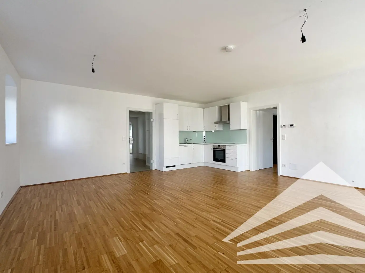 Hochwertig renovierte 2 Zimmerwohnung mit Küche & Privatgarten in Thening zu mieten