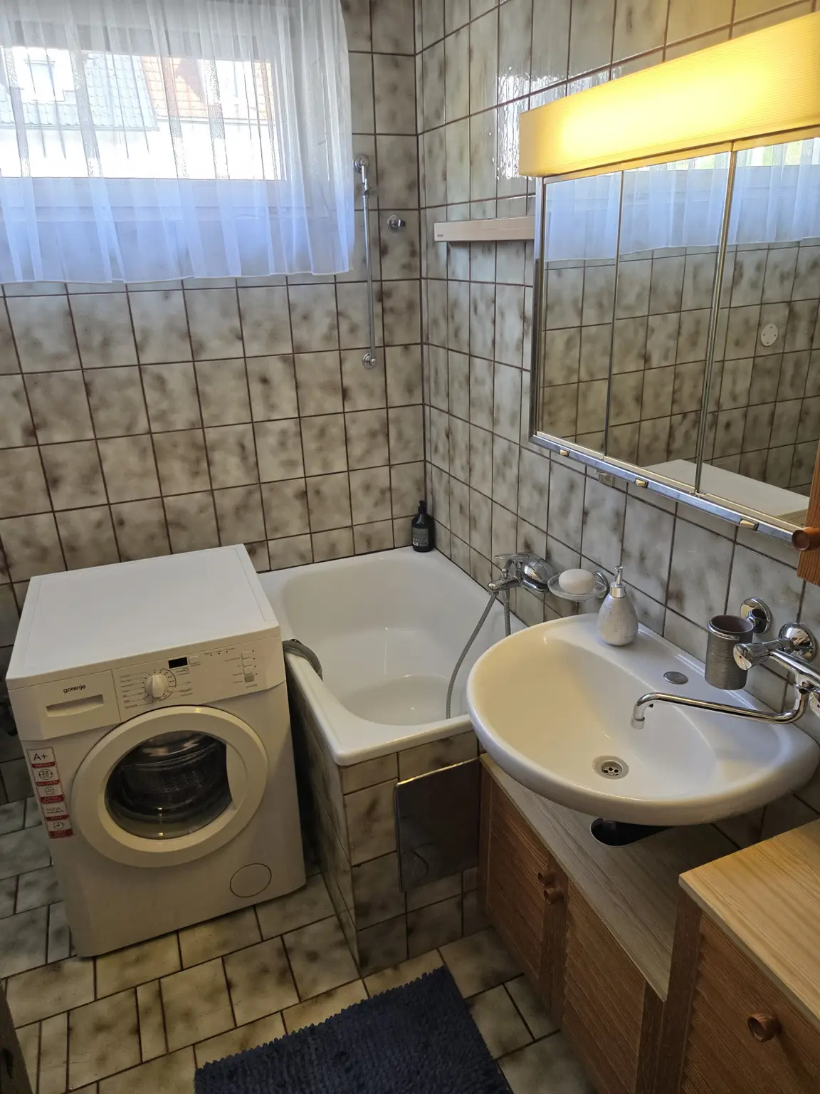 Waschmaschine im Badezimmer im Erdgschoss