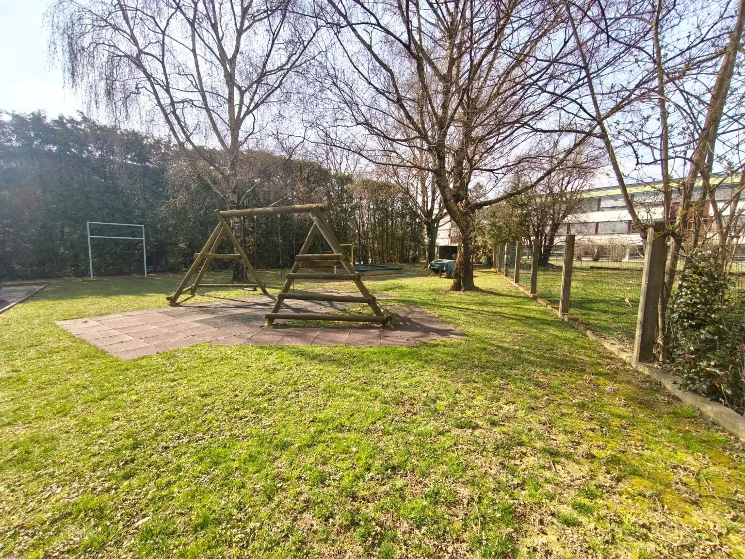 Grünfläche mit Spielplatz