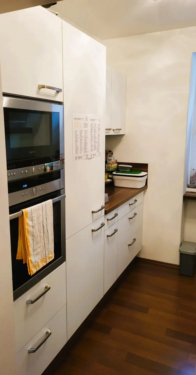 Tischlerküche mit Geräten