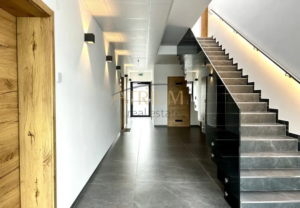 Platzmangel? Vielseitig nutzbare Lagerfläche mit imposanter Deckenhöhe und 4,50m Einfahrtstor.