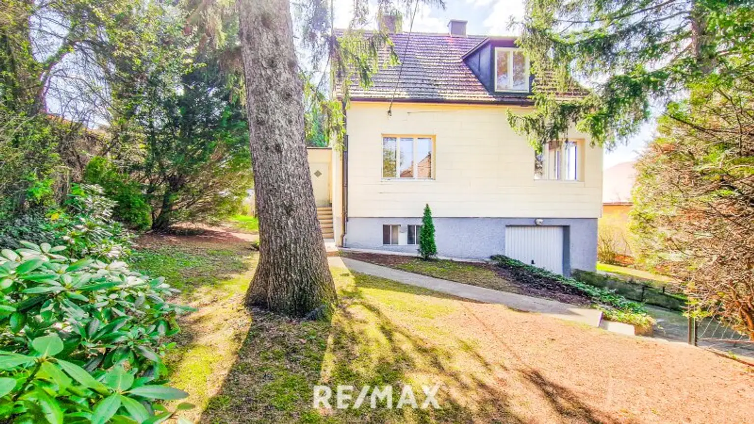 Straßenfassade und Vorgarten