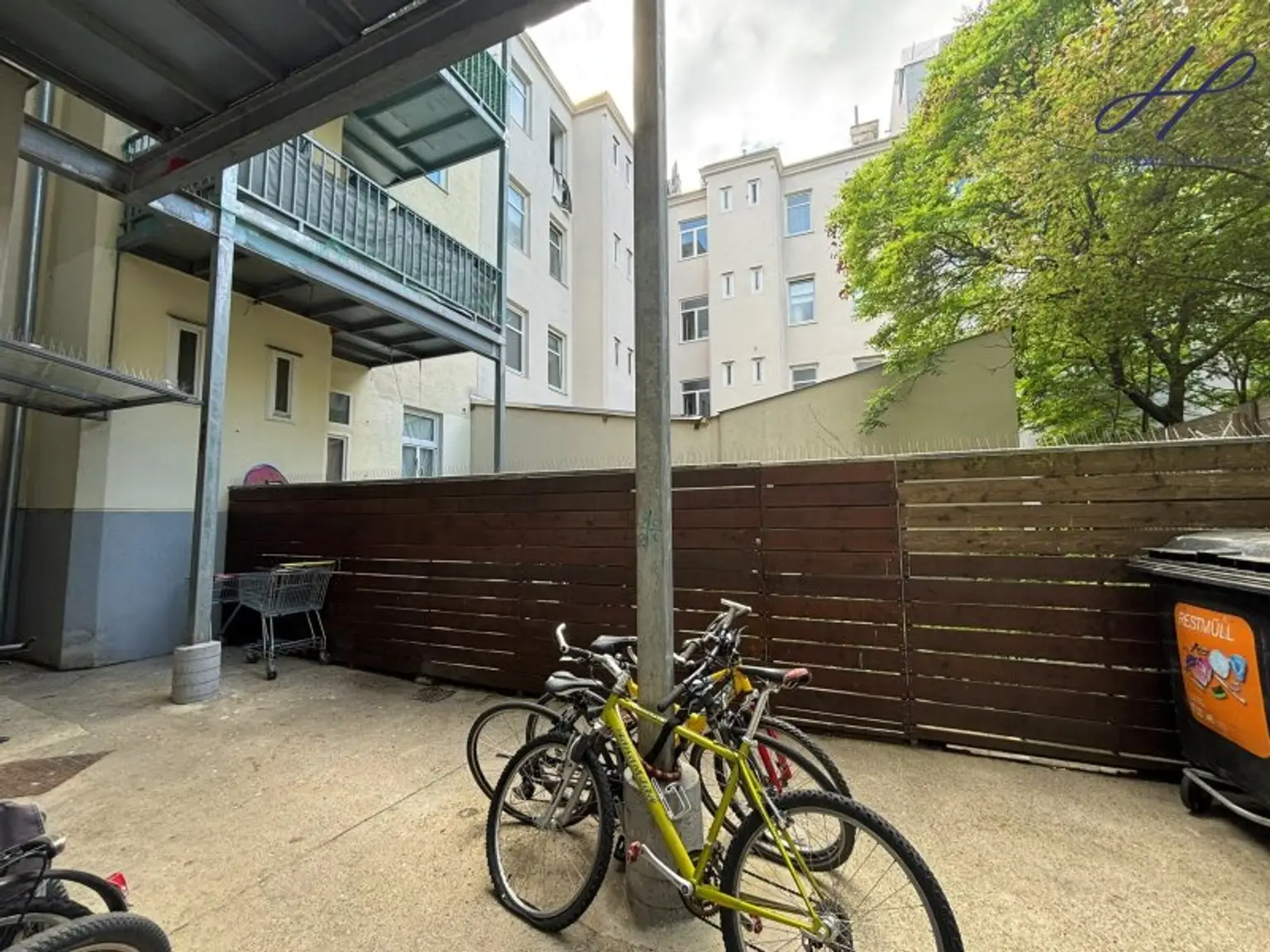 Fahrradstellplatz + Müllplatz