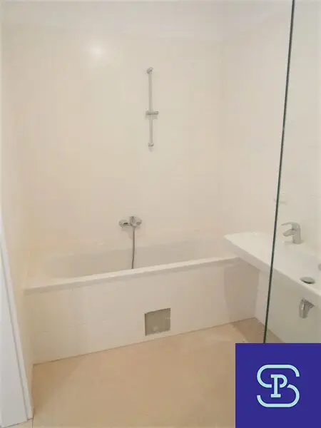 Provisionsfrei: Unbefristeter 98m² Altbau mit 11m² Süd-Loggia und Einbauküche - 1070 Wien!