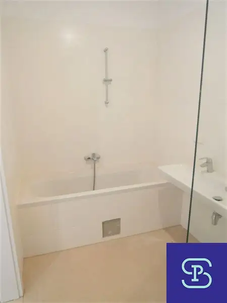 Provisionsfrei: Unbefristeter 98m² Altbau mit 11m² Süd-Loggia und Einbauküche - 1070 Wien!