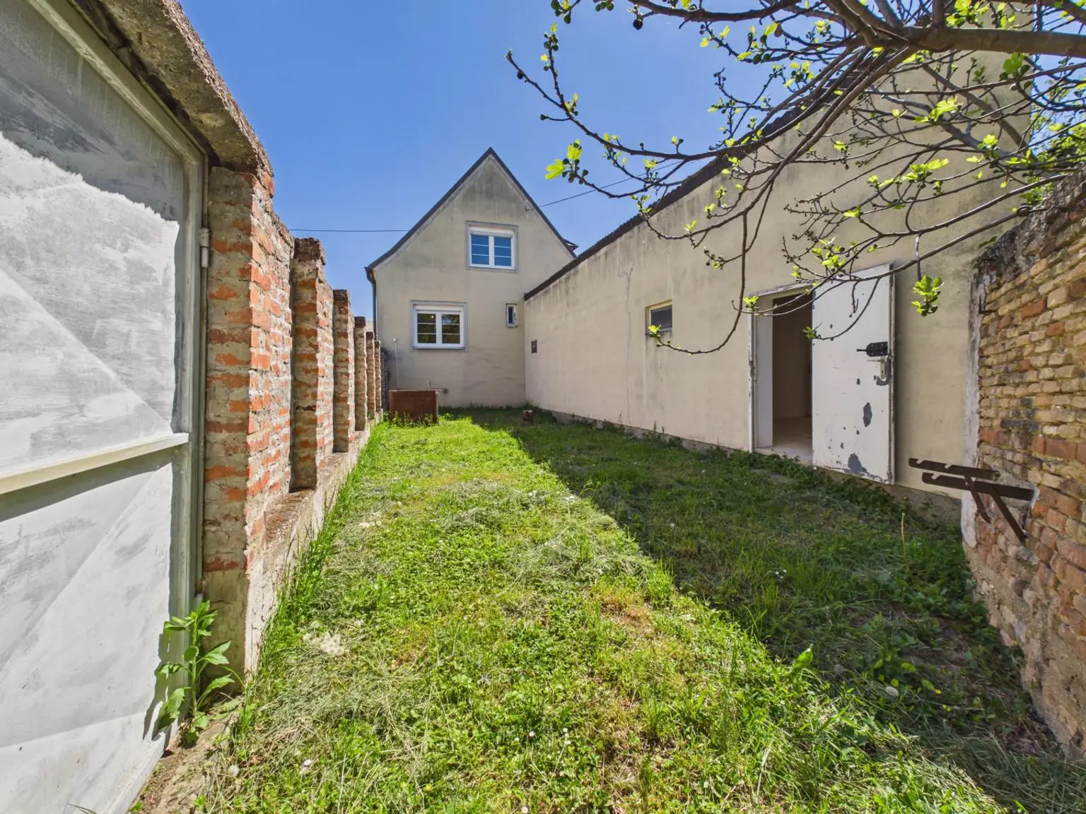 Gartenansicht, Zugang zum Schuppen