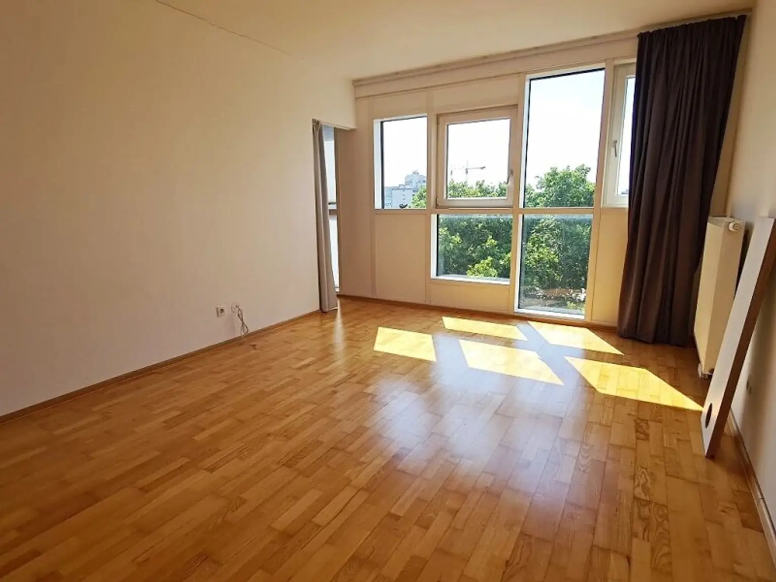 INNSTRASSE, FERNBLICK, unbefristete 97 m2 Dachgeschoß-Maisonette mit Loggia, 2 Zimmer, Komplettküche, Wannenbad, Parketten, gefördert