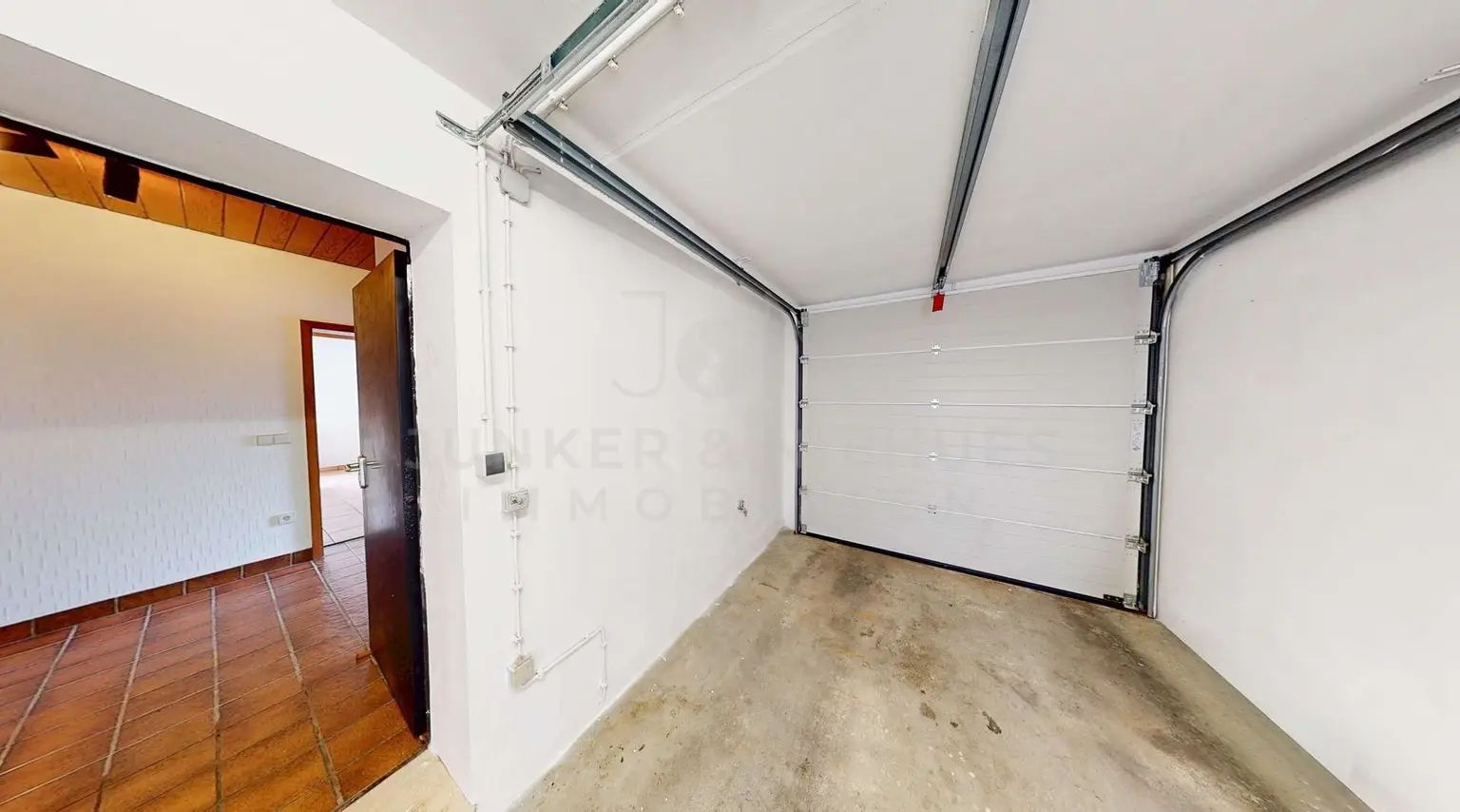 Garage mit Zugang ins Haus