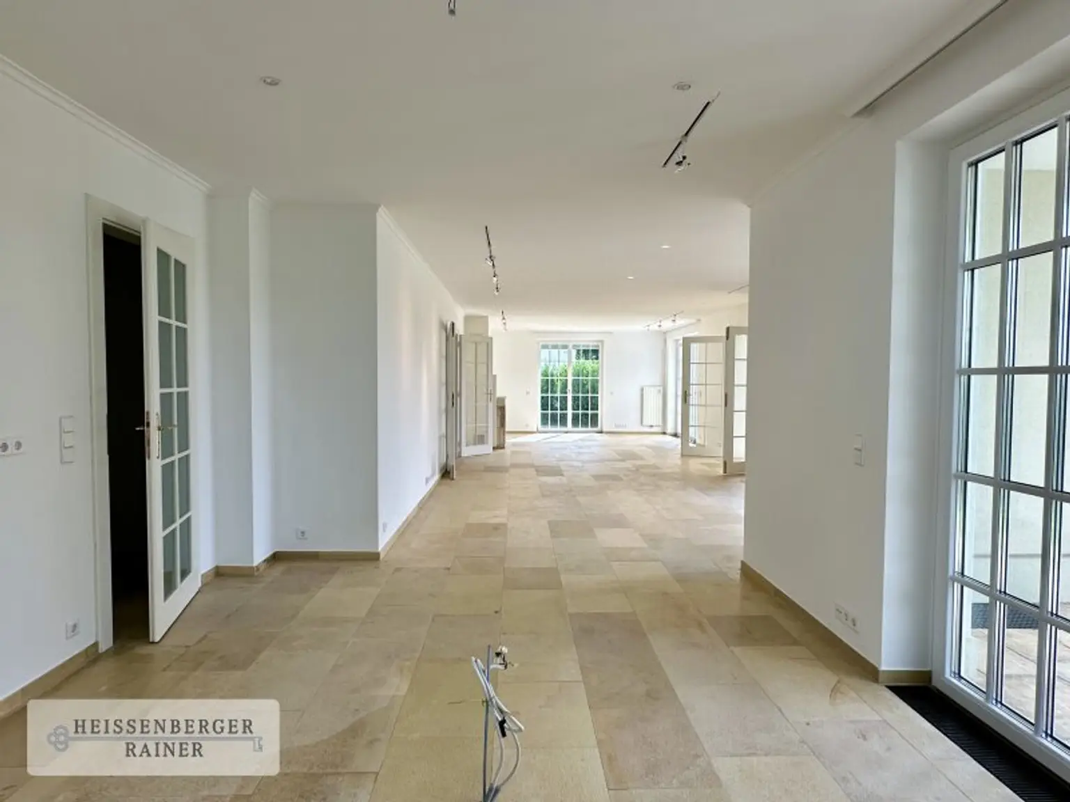 WOHNEN AM SEE /// REPRÄSENTATIV UND GROSSZÜGIG /// ELEGANTE SEEVILLA MIT ZWEI SEPARATEN EINHEITEN